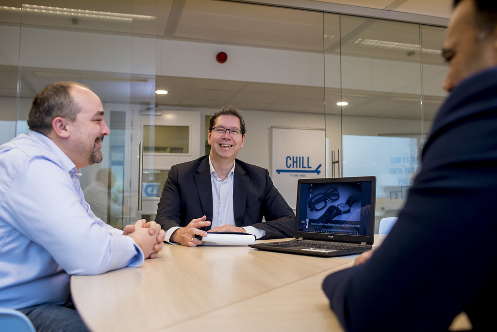 Collega's aan een vergadertafel